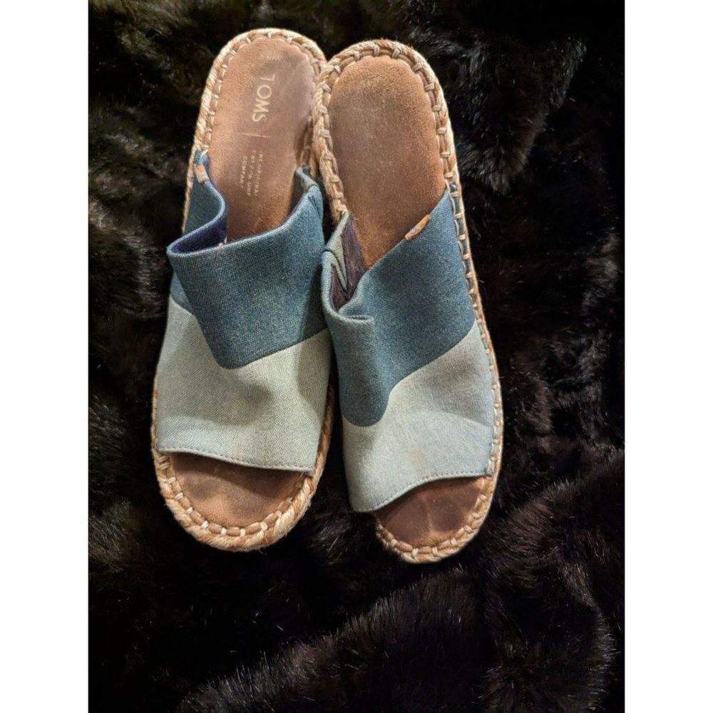 Toms, blue denim, two-tone, wedge sandal, size 9.5. ￼